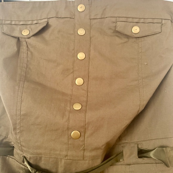 🇨🇦 Chic Strapless Army Green Retro Dress with Button Details - Picture 2 of 5
